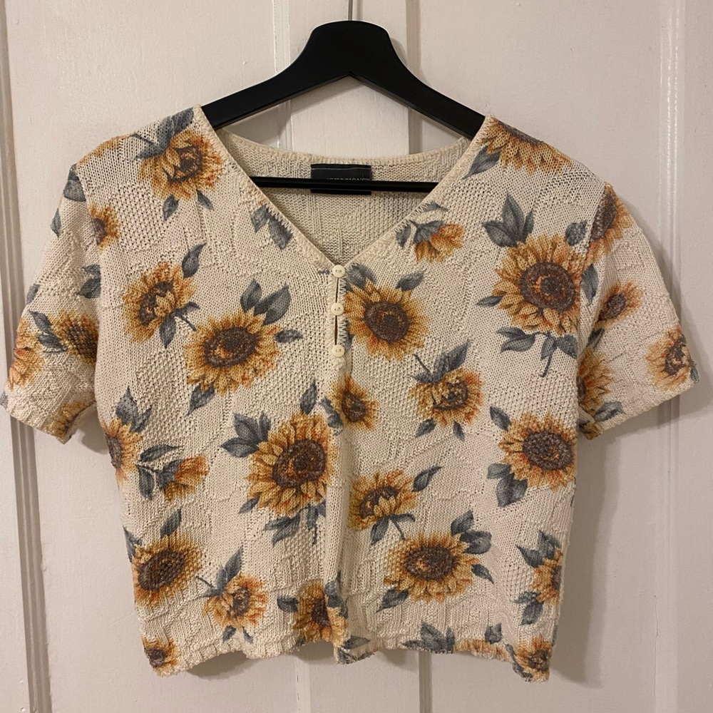 Sunflower patterned crop knit top